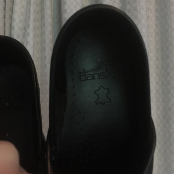 Black matte leather Dansko clogs - Picture 3 of 4